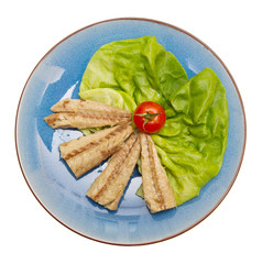 piatto di filetti di sgombro con foglia d'insalata