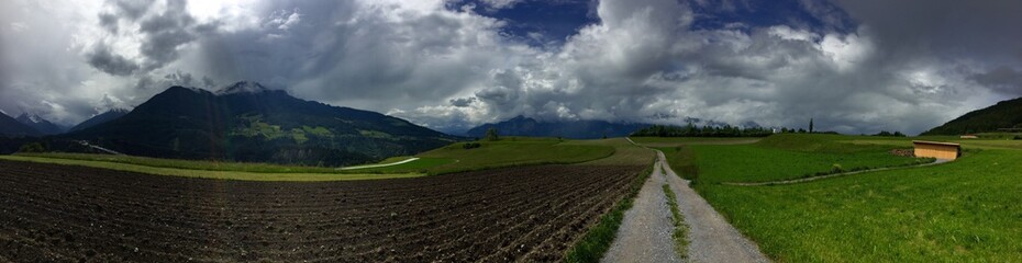 Fototapeta na wymiar Wanderweg im Alpenpanorama
