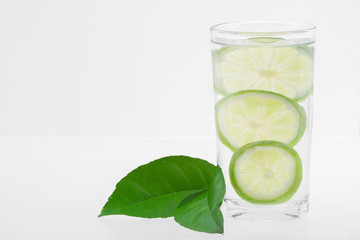 Agua con limón
