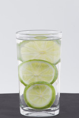Agua con limón