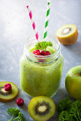 Green smoothie and ingredients.