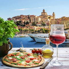 Pizza und Wein im Hafen von Imperia/Italien - 112335408