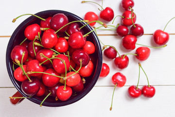 Obraz na płótnie Canvas Fresh cherries on wooden table