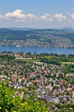 Blick von der Felsenegg auf Adliswil, Kilchberg und Z&uuml;richsee, Kanton Z&uuml;rich , Schweiz - Hochformat