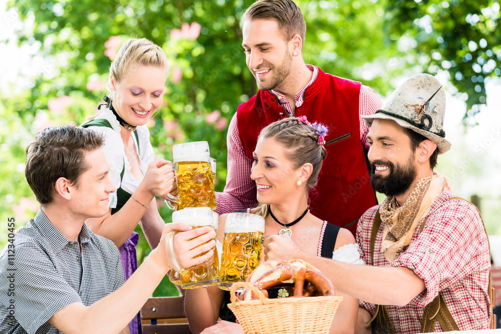 Wall mural Freunde im Biergarten in Bayern trinken im Sommer