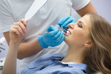 Obraz na płótnie Canvas Girl in dentistry