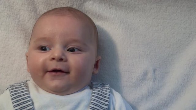 Bambino Neonato ride ed &egrave; felice. Nascita gioia felicit&agrave; e famiglia.