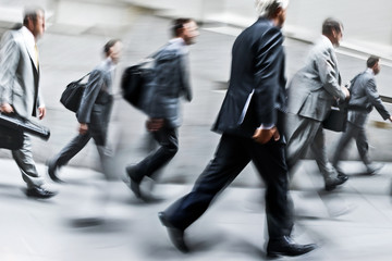 Obraz premium ruch niewyraźne ludzi biznesu chodzących po ulicy