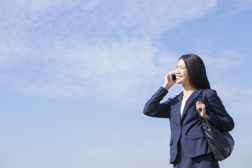 電話をする女性　ビジネス