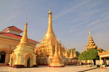 Fototapeta premium モンユワのシュエズィーゴォン・パヤー