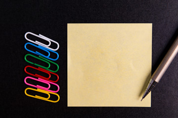 Paper clip and post it paper note