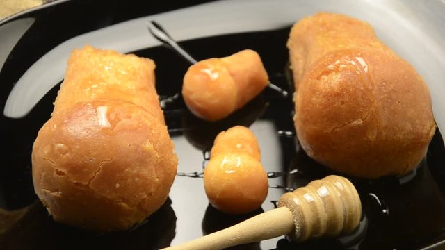 Ռոմ բաբա ババ 菓子 럼 바바 Ромовая баба Ромова Bab&agrave; 蘭姆巴巴 Babb&agrave; Baba au Rhum Rum bakverk Pasticceria napoletana
