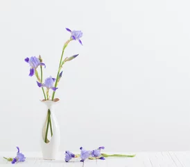 Foto op Plexiglas Iris boeket van lente paarse Iris in een vaas op wit