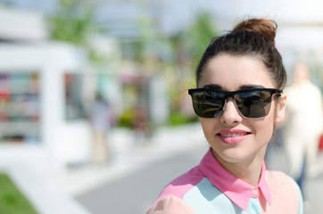 Fototapeta na wymiar Fashion lifestyle portrait pretty woman in the sunglasses,city summer