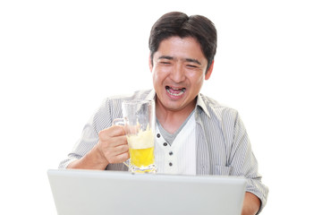 ビールを飲み寛ぐ男性