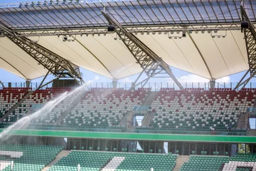Afwasbaar Fotobehang Stadion Gras water geven op groot sportstadion