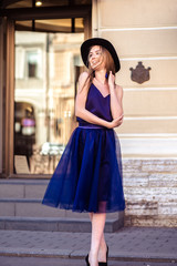 Obraz premium City walk - fashion street photo session of stylish young lady