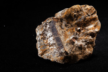 opaque mineral staurolit