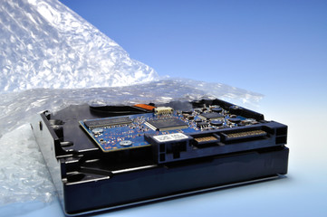 気泡緩衝材で包んだハードディスクドライブ