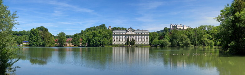 Panorama Schloss und Teich Leopoldskron / Salzburg / Österreich - obrazy, fototapety, plakaty