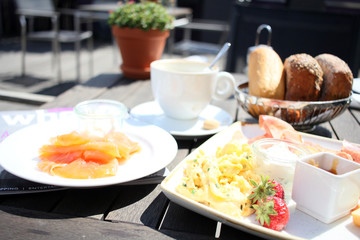 Frühstück mit Ei und Lachs
