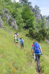 Wandergruppe beim Aufstieg in felsiger Landschaft