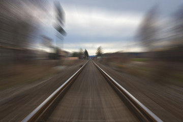 Fototapeta na wymiar Ein Zug rast mit großer Geschwindigkeit seinem Ziel entgegen