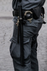Equipaggiamento Guardia di Fiinanza italiana, manette e sfollagente