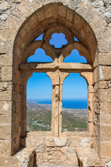 Naklejki  Widok na miasto przez okno starożytnej fortecy, Cypr
