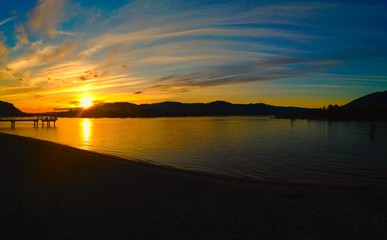 Obraz premium Romantischer Sonnenuntergang im Riverside Park, Kamloops