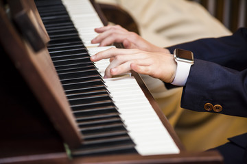 Obraz na płótnie Canvas Hands playing the piano
