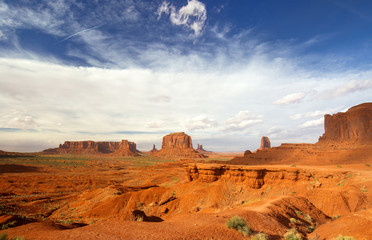 Fototapeta premium scenic view of monument valley in the daylight