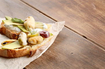 Open sandwiches with mussels