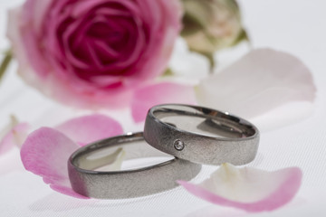 wedding rings Palladium with a rose