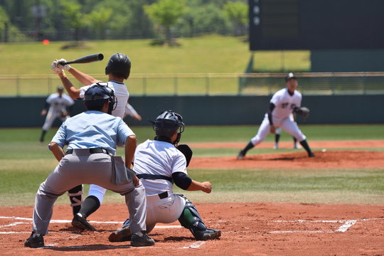 高校野球の試合でヒットを打つバッター