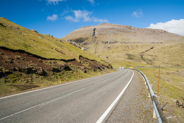 Kleine Straße auf den Färöern an einem sonnigen Tag