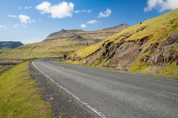 Kleine Straße auf den Färöern an einem sonnigen Tag