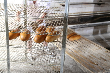 Tradycyjny wypiek chleba w piekarni 