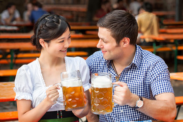 Gemeinsam anstoßen im Biergarten