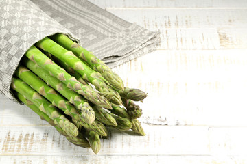 Bund grüner Spargel auf hölzernem Hintergrund