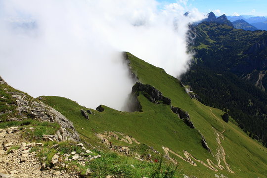 Bergsteigen bei Wolkenbildung