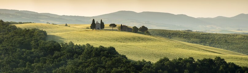 Obraz premium panorama with old chapel in morning light in Tuscany in Italy