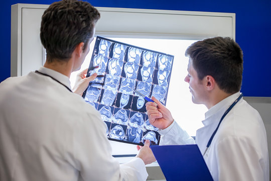 Zwei Ärzte besprechen eine MRT Aufnahme