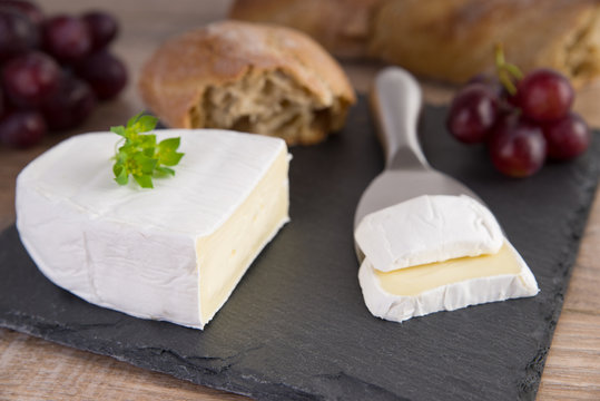 Camembert mit Brot und Weintrauben