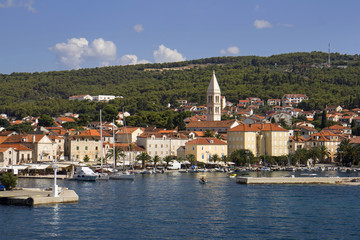 Obraz premium Miasto Supetar największa wioska na wyspie Brac w Chorwacji