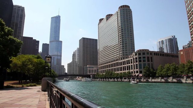 Barca sul fiumea Chicago, Illinois, USA