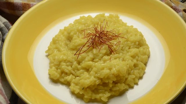 Risotto alla milanese Итальянская кухня イタリア料理 Italienische K&uuml;che Cucina italiana 이탈리아 요리 Cuisine milanaise 義大利飲食 Kuchnia włoska Italiaanse keuken Olasz gasztron&oacute;mia המטבח האיטלקי Italialainen keitti&ouml;