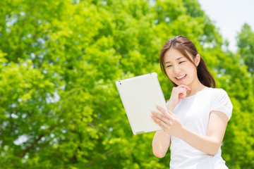 タブレットを見る女性