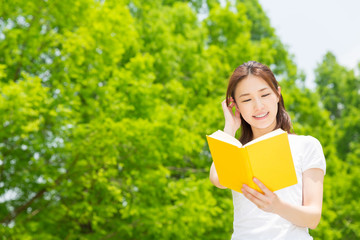 Fototapeta premium 本を読む女性