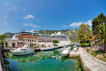 Fototapeta na wymiar cruise ship in the port